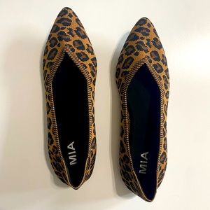 New Mia Izzy Flyknit Flat Camel size 10 Women’s shoes